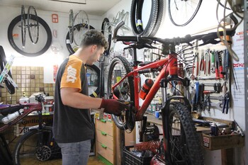 Guilhem au travail ©Ville de Bédarieux