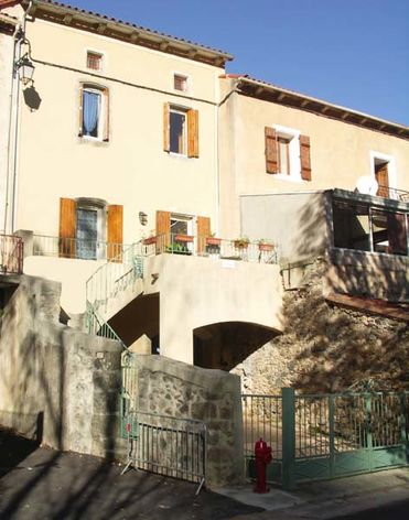 maison-cote-colline gîte avec terrasse et parking ©Crébassa Monique