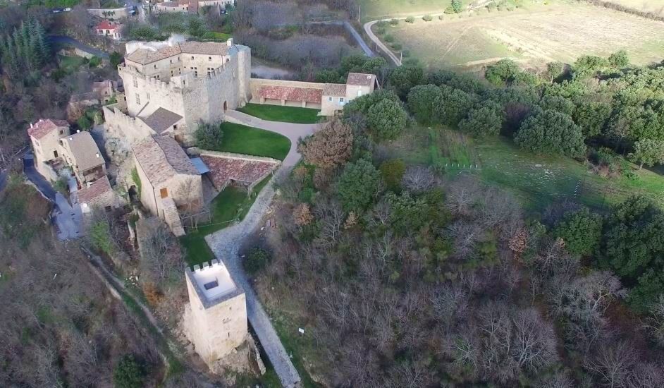 Vue aérienne de la Tour et du château - ©Gîtes de France