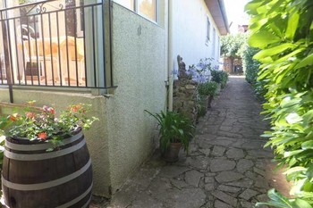 .passage sur le coté fleuri  ©Gîtes de France