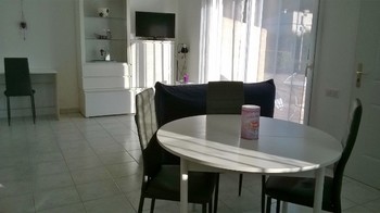 pièce à vivre donnant sur la terrasse ©cabanes