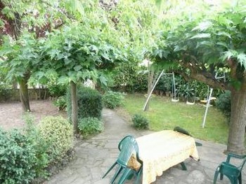 Un grand espace extérieur clos,arboré et fleuri le bonheur pour les enfants ©Gîtes de France