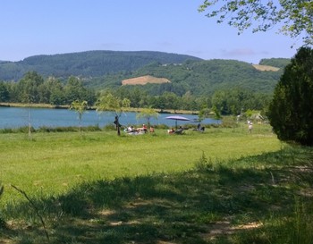Pique nique au bord du lac ©Mairie de Ceilhes