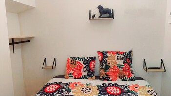 Chambre lit 160x200 cm avec étagères, penderie et télévision. ©Escale Passa Païs