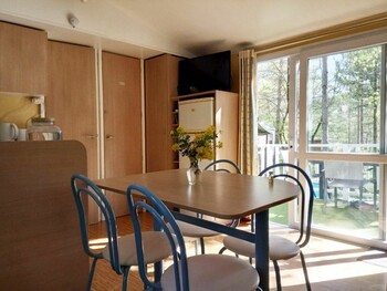 Piece-a-vivre-3--Bungalow-21- ©au calme, dans la pinède - 