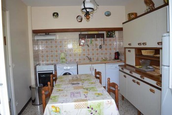 Cuisine équipée.donnant vers le jardin et veranda ©Gîtes de France