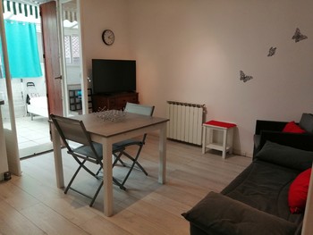 coin repas tv et porte fenêtre accès véranda ©bambous