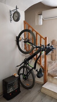 Espace vélo prévu avec crochets (2 vélos) ©Escale Passa Païs