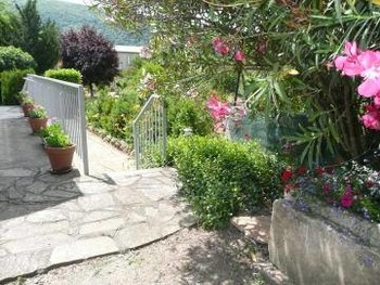  seconde terrasse de plein pied avec le parking et dessous terrain de pétanque ©Gîtes de France