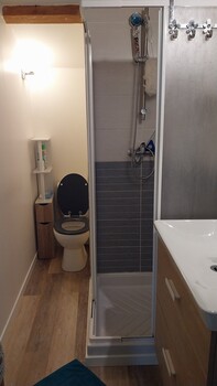 SDB avec wc étage chambres (douche + lavabo avec tiroirs de rangements) ©Escale Passa Païs