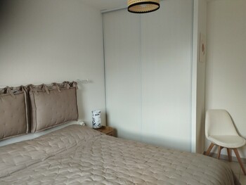 chambre : lit et placard ©subra