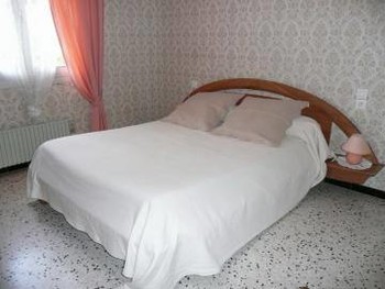 une des 2 chambres( lit 2 personnes )donnant sur le jardin bien exposée ©Gîtes de France