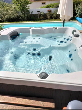 Jacuzzi ©NADINE FILLAULT