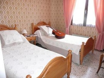 3éme chambre lits jumeaux en 90  , vue sur la campagne ©Gîtes de France