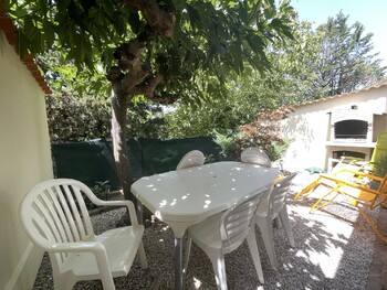 PETIT JARDIN CLOS A L'OMBRE D'UN MURIER PLATANE ©BRESILLEY