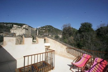 La terrasse solarium avec vue sur le château ©Gîtes de France
