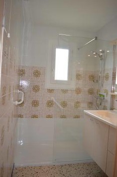 salle d'eau :douche àl'italienne et meuble vasque (à coté WC IND) ©Gîtes de France