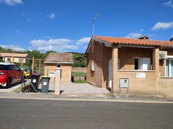 entrée et parking et au fond cave ©©cabanes
