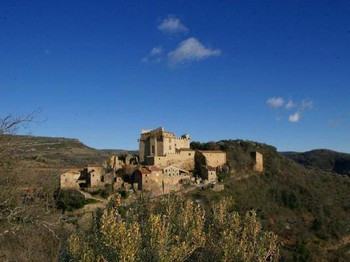 Le hameau de Dio, le château et la tour ©Gîtes de France