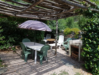 exterieur coin barbecue/transats ©Alain Clavel