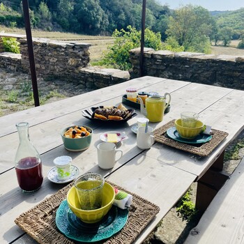petit-déjeuner en terrasse avec vue ©Sophie de Clock