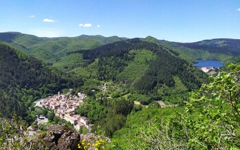 barrage et village copyright Christiane Fulcrand ©Christiane Fulcrand