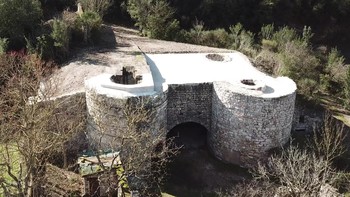 Vue générale du bâtiment des fours ©Les Amis du Four à Chaux La Tour sur Orb 