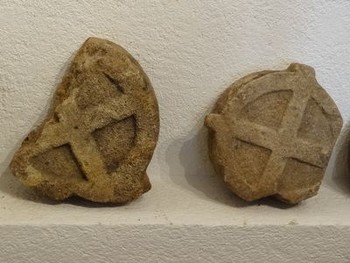 La Maison cévenole, croix discoïdales ©Maison cévenole des ATP