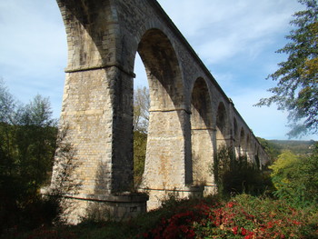 L-ancien-viaduc-ferroviaire-dans-la-vallee---1 ©Office de Tourisme